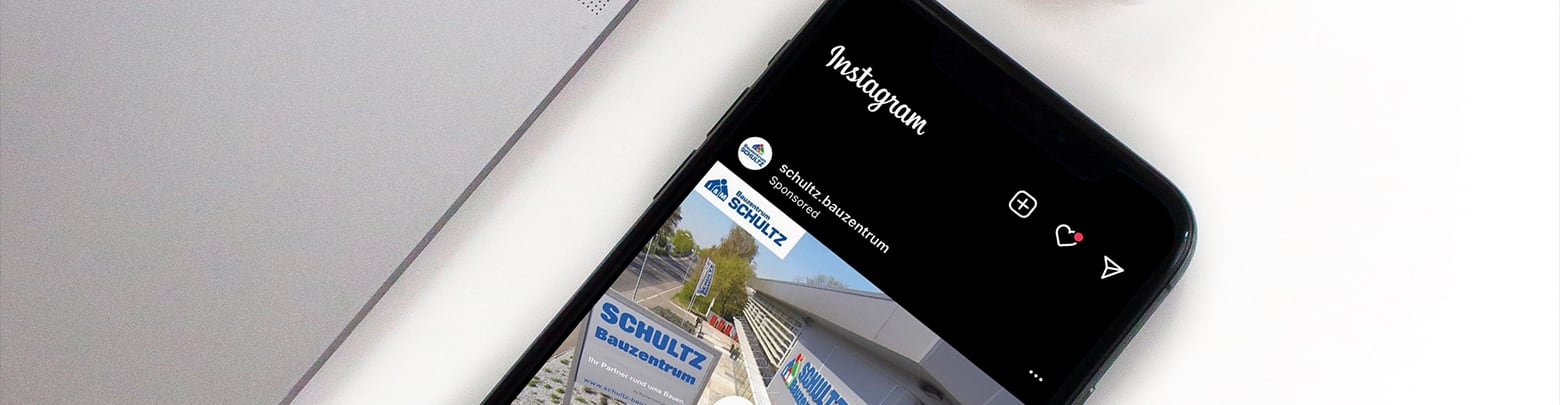 Smartphone mit Social Media Ads
