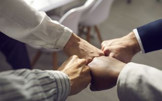 Faustgruß (Fist Bump) unter Partnern