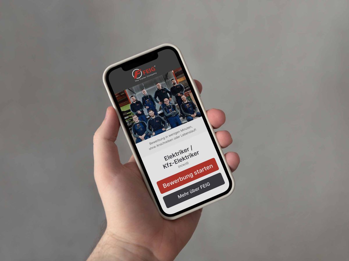 Eine Hand mit einem Smartphone und darauf ein Recruiting Funnel